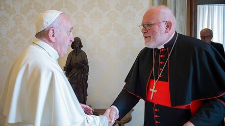 Wollen miteinander sprechen: Papst Franziskus und Kardinal Marx / © Osservatore Romano (KNA)