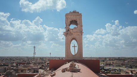 Zerstörter Kirchturm der christlichen Kirche Al-Tahira Al-Kubra auf Karakosch / © Jean-Matthieu Gautier (KNA)