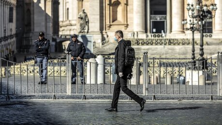 Zwei Polizisten stehen hinter der Absperrung auf dem Petersplatz / © Stefano Dal Pozzolo (KNA)