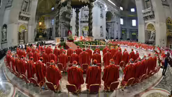 Die Kardinäle im Petersdom  (epd)