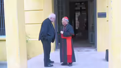 Kardinal Reinhard Marx und Kardinal Pierre Van Nhon, der Erzbischof von Hanoi,  vor dem Erzbischöflichen Haus in Hanoi  / © Kopp (DBK)