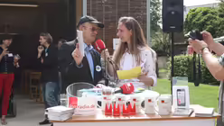 Dagmar Peters im Gespr&auml;ch mit Pfarrer Dane / &copy; Andrea Imig (DR)