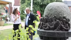 Interview inmitten der Skulpturen des Kirchengartens / &copy; Andrea Imig (DR)