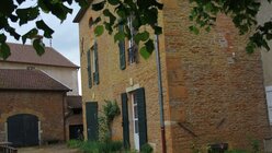 Das Schweigehaus in Ameugny ist ein altes Bauernhaus mit Scheune und Garten / © Melanie Trimborn (DR)
