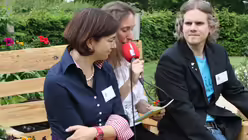 Die beiden Programmkoordinatoren auf Pallettenm&ouml;beln  / &copy; andrea imig (DR)