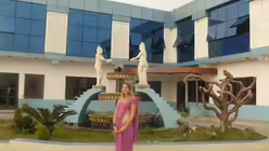 Alexandra Wegener in traditionell nepalesischer Kleidung