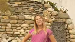 Alexandra Wegener in traditionell nepalesischer Kleidung