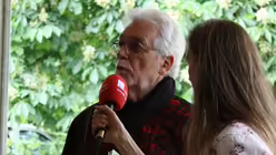 Der K&uuml;nstler Michael Blum zu den Kunstwerken im Kirchenpavillion / &copy; Andrea Imig (DR)