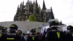 Polizisten vor dem Dom (DR)