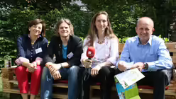 Die Programmorganisatoren Marianne Kromp und Patrick Kisseler, die Moderatorin Dagmar Peters und Pfarrer Dane  / &copy; Andrea Imig (DR)