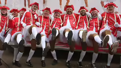 Bunt kostümiert nehmen Narren in Düsseldorf am Rosenmontagsumzug teil / © Ina Fassbender (dpa)