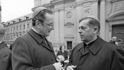 Kardinal Joachim Meisner mit Kardinal Jozef Glemp 1984 in München. / © KNA (KNA)
