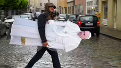 Papst-Franziskus-Figur (KNA)