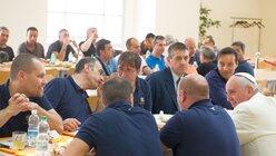 Papst Franziskus unterhält sich mit Arbeitern 2014 (KNA)