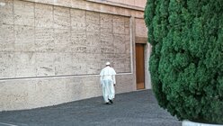 Papst Franziskus verlässt am 6. Oktober 2014 alleine die Aula der Familiensynode (KNA)