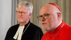 Reinhard Kardinal Marx (r.) und Heinrich Bedford-Strohm / &copy; Lukas Barth (KNA)
