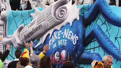 Ein Motivwagen der das Thema "Fake News" aufgreift, f&auml;hrt im Rosenmontagsumzug durch D&uuml;sseldorf / &copy; Ina Fassbender (dpa)