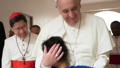 Papst Franziskus im Zentrum für Straßenkinder in Manila 2015 (KNA)
