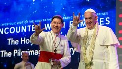 Papst Franziskus mit Manilas Kardinal Luis Tagle 2015 (KNA)