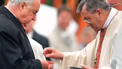 Helmut Kohl und Bischof Lehmann (1998) / &copy; kna (KNA)