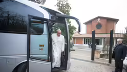 Papst Franziskus steigt aus einem Bus 2015 (KNA)