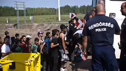 Fl&uuml;chtlinge werden mit Bussen in ein vorl&auml;ufiges Auffanglager transportiert  (KNA)