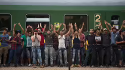 Fl&uuml;chtlinge auf dem Bahnhof in Bicske (KNA)