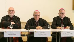 Bischöfe Marx, Koch und Bode (v.l.) bei der Pressekonferenz / © Romano Siciliani (KNA)