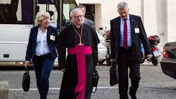 Deutsche Synodenteilnehmer: Ehepaar Buch und Erzbischof Koch (m.) / © Andrea Krogmann (KNA)