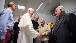 Papst besucht Obdachlosenheim (dpa)