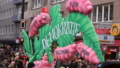 Ein Motivwagen der das Thema "Gef&auml;hrdete Demokratie" aufgreift, f&auml;hrt im Rosenmontagsumzug durch D&uuml;sseldorf / &copy;  Ina Fassbender (dpa)
