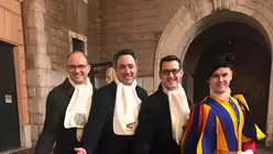 Dreigestirn mit Schweizer Gardist  / © Hirschbeck (Erzbistum Köln)