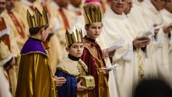 Papst Franziskus feiert im Petersdom die Messe am Neujahrstag am 1. Januar 2016. Sternsinger aus Deutschland und Österreich bringen als Heilige Drei Könige mit Krone und Gewand kostümiert Wein und Brot für die Kommunion. (KNA)