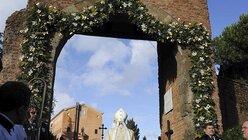 Kardinalvikar Agostino Vallini öffnet am 6. Januar 2016 die Heilige Pforte des Heiligtums der Madonna der Göttlichen Liebe in Rom. (KNA)
