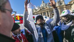Zum katholischen Weltflüchtlingstag begrüßt Papst Franziskus am 17. Januar 2016 rund 6.000 Migranten und Flüchtlinge aus 30 Ländern auf dem Petersplatz. Bild: Ein Mann betet. (KNA)