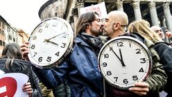 Bis zu einer Million Menschen haben am 23. Januar 2016 in fast hundert Städten in Italien und im Ausland für die rechtliche Anerkennung von schwulen und lesbischen Paaren demonstriert. Bild: Demonstration in Rom vor dem Pantheon. (KNA)