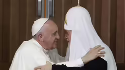 Papst Franziskus und Patriarch Kyrill I. umarmen sich nach der Unterzeichnung der gemeinsame Erklärung am 12. Februar 2016 am Flughafen von Havanna. Es ist das erste Treffen eines römischen Papstes mit dem Patriarch der russisch-orthodoxen Kirche. (KNA)