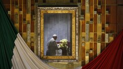 Papst Franziskus legt vor dem Originalbild der Jungfrau von Guadalupe Blumen nieder, in Mexiko-Stadt am 13. Februar 2016. Das Marienbild wurde gedreht, damit Franziskus alleine in dem kleinen Raum hinter dem Hauptaltar beten kann. (KNA)