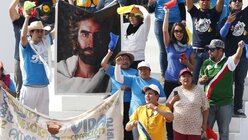 Papst Franziskus trifft sich mit Jugendlichen im Jose Maria Morelos Pavon Stadium in Morelia, Mexiko, am 16. Februar 2016. Die Teilnehmer jubeln und halten Banner hoch. (KNA)