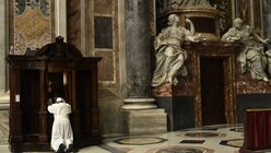 Bußgottesdienst mit Papst Franziskus am 4. März 2016  im Petersdom in Rom. Bild: Papst Franziskus während der Beichte. (KNA)