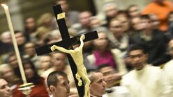 Karfreitagsliturgie mit Papst Franziskus im Petersdom am 25. März 2016. Bild: Einzug mit Kruzifix. (KNA)