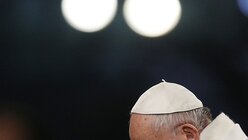 Papst Franziskus betet an Karfreitag den Kreuzweg am Kolosseum in Rom am 25. März 2016. (KNA)