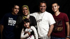 Ramy (2.v.r.) und Suhila (2.v.l.) aus Deir ez-Zor, Syrien, sind beide fünfzig Jahre alt und Eltern dreier Kinder. Sie gehören zu einer der drei Flüchtlingsfamilien, die mit Papst Franziskus von der griechischen Insel Lesbos nach Rom reisen durften. (KNA)