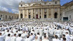 Papst Franziskus feiert einen Gottesdienst mit mehreren tausend Priestern aus aller Welt am 3. Juni 2016 auf dem Petersplatz. (KNA)