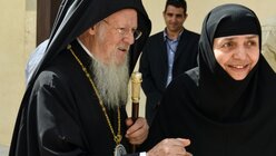 Der Ökumenische Patriarch Bartholomaios I. von Konstantinopel im Gespräch mit einer Ordensschwester auf dem Weg zur ersten Sitzung des Panorthodoxen Konzils in der orthodoxen Akademie in Chania am 20. Juni 2016. (KNA)