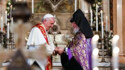 Papst Franziskus wird auf seiner Armenien-Reise vom Oberhaupt der armenisch-apostolischen Kirche Katholikos Karekin II. begrüßt. Der Papst besuchte die armenisch-apostolische Kathedrale von Etschmiadzin bei Eriwan am 24. Juni 2016 zum Gebet. (KNA)