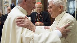 Papst Franziskus umarmt den emeritierten Papst Benedikt XVI. bei der Feier des 65. Jahrestags der Priesterweihe von Benedikt XVI. im Apostolischen Palast im Vatikan am 28. Juni 2016. (KNA)