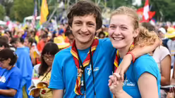 Ein Paar hält Händchen und umarmt sich beim Eröffnungsgottesdienst des Weltjugendtags am 26. Juli 2016 im Blonia-Park in Krakau. (KNA)