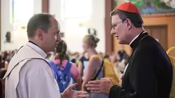 Kardinal Rainer Maria Woelki im Gespräch mit Diözesanjugendseelsorger Mike Kolb / © Markus Nowak (KNA)