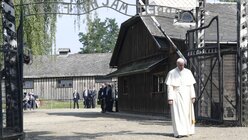 Papst Franziskus besucht am 29. Juli 2016 anlässlich des XXXI. Weltjugendtags das Konzentrationslager Auschwitz im polnischen Oswiecim. Er geht durch das Haupttor mit dem Schriftzug "Arbeit macht frei". (KNA)